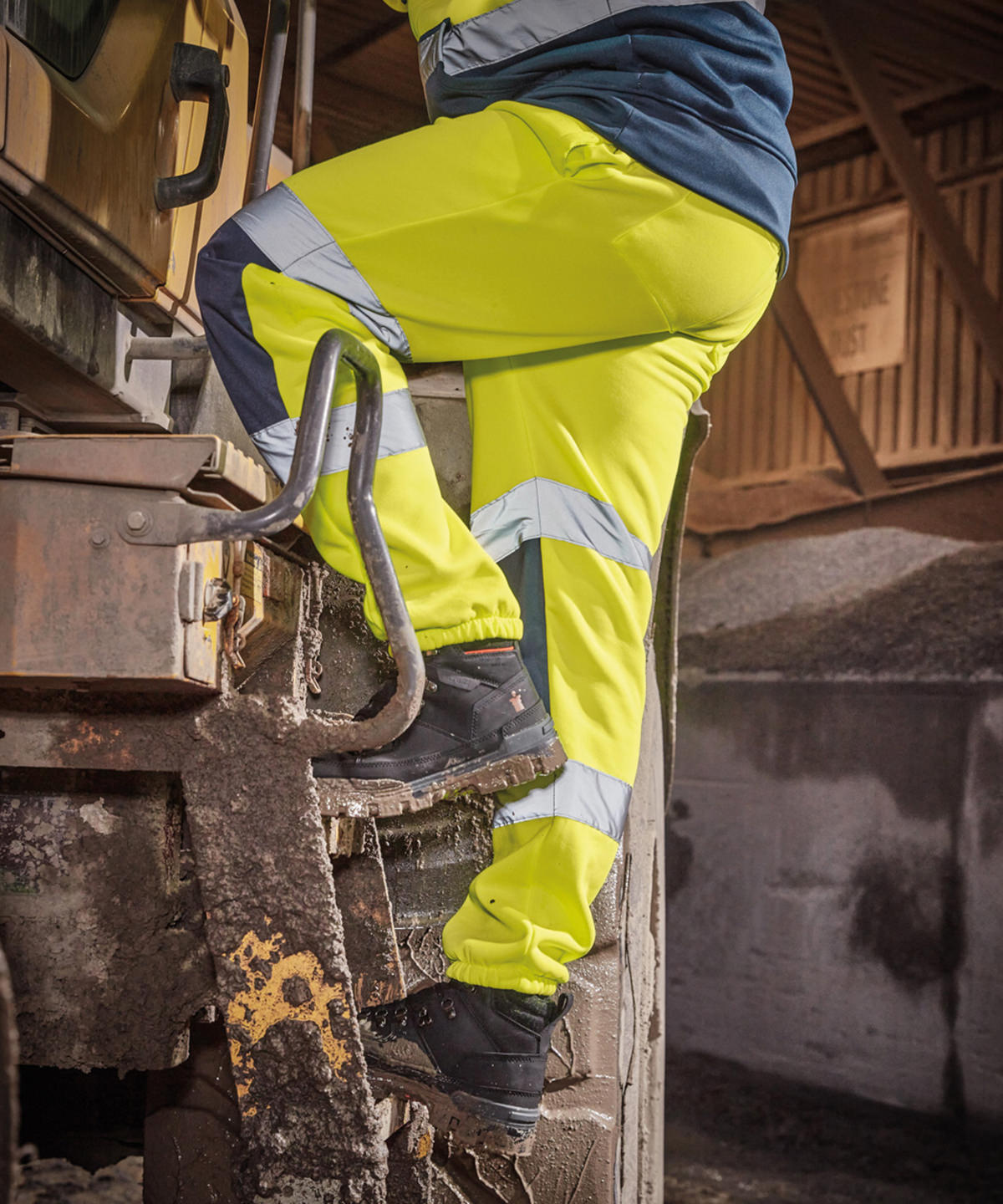 High-visibility jogger - Image 3